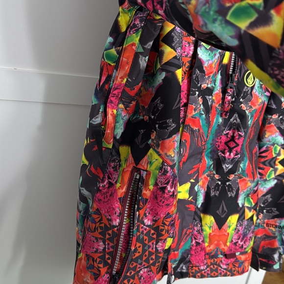 Junior Ski Jacket (Volcom) and Pants (Underarmour) - Picture 5 of 14